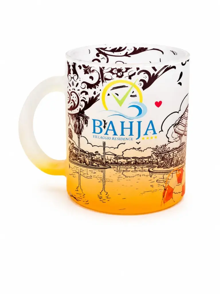 Mug bahja vetro satinato arancione con decorazioni floreali bordeaux e paesaggio costiero con palme