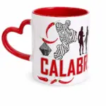 Mug ceramica bianca con manico rosso a cuore, grafica Calabria con peperoncini e motivi geometrici
