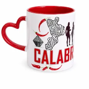 Mug ceramica bianca con manico rosso a cuore, grafica Calabria con peperoncini e motivi geometrici