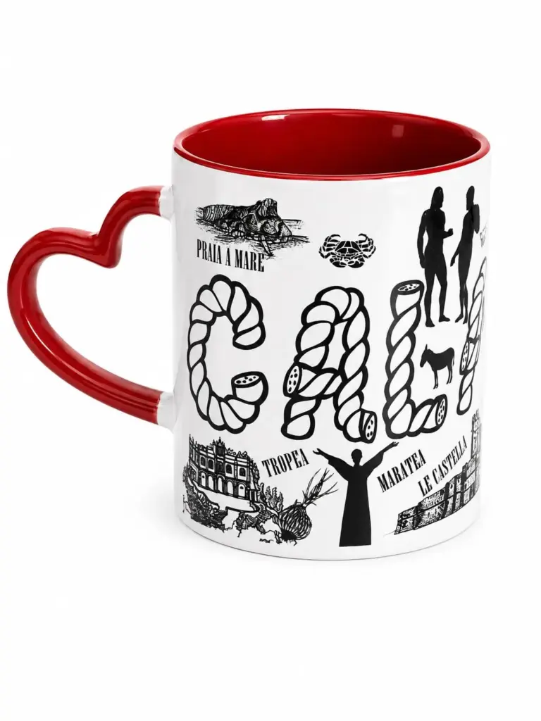 Mug ceramica bianca manico rosso con simboli Calabria Bronzi Riace peperoncini Tropea Maratea