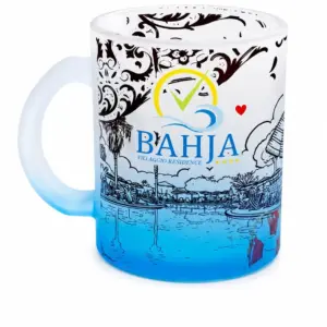 Mug villaggio bahja in vetro satinato blu con decorazioni barocche e paesaggio costiero con palme