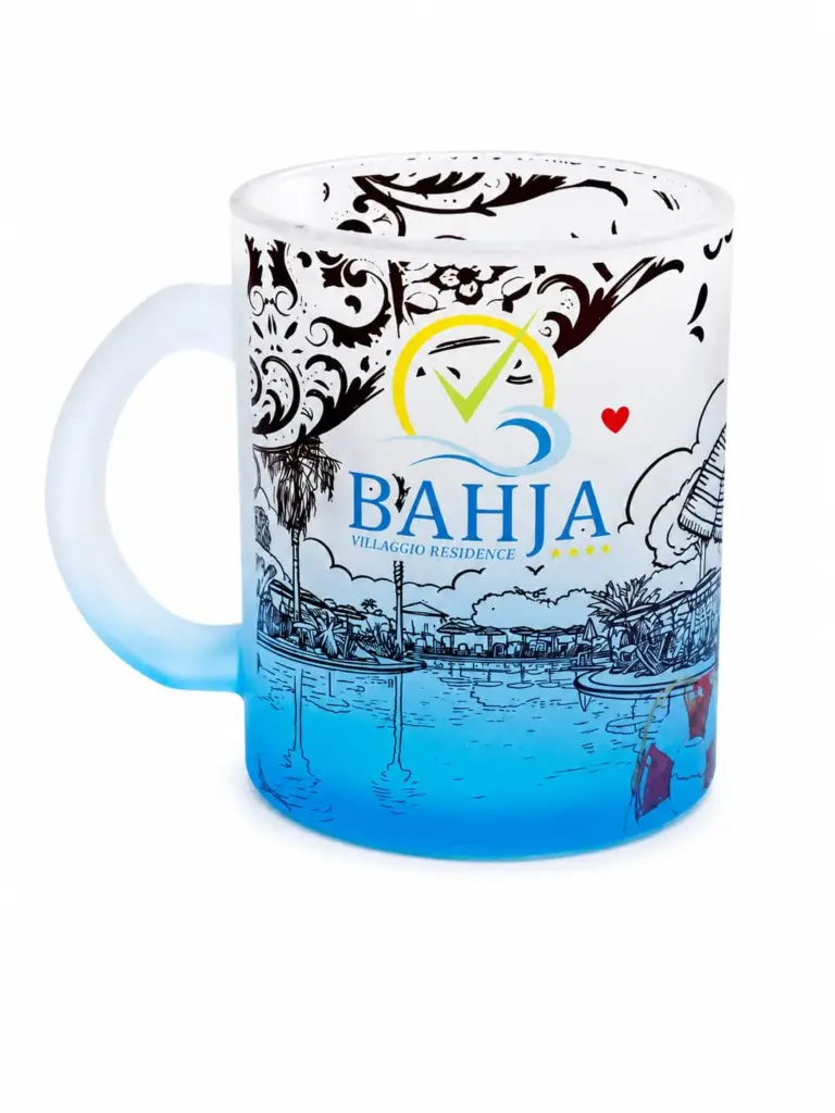 Mug villaggio bahja in vetro satinato blu con decorazioni barocche e paesaggio costiero con palme