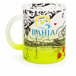 Mug vetro satinato giallo lime con decorazioni barocche nere e logo Bahja Villaggio Residence
