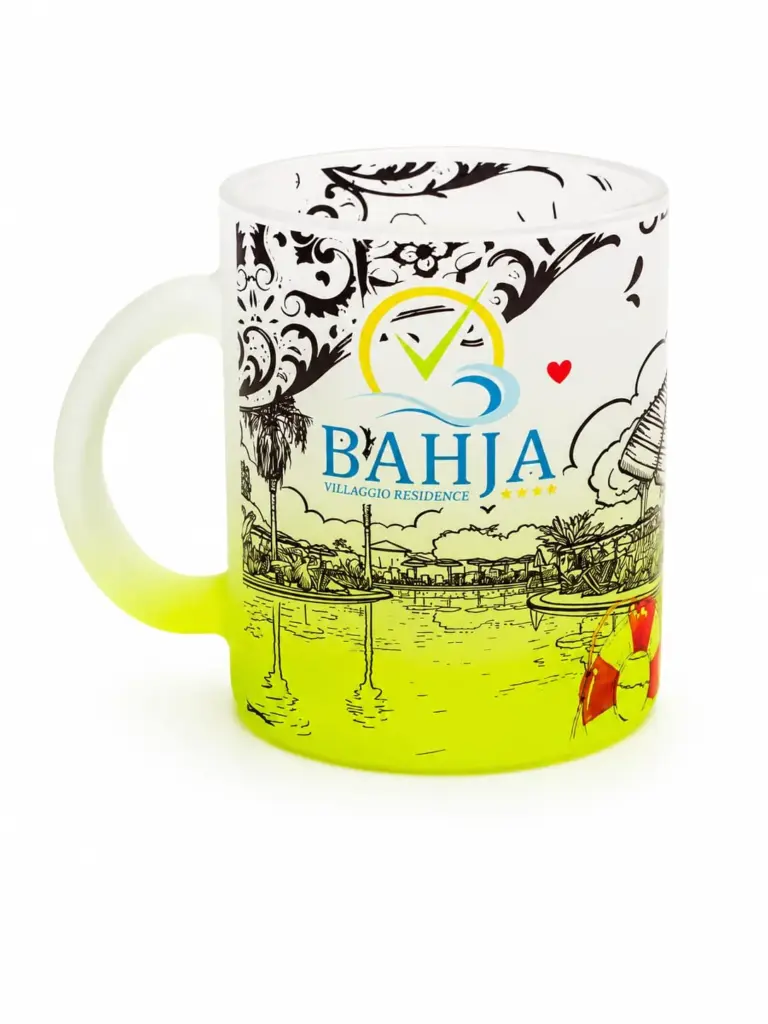 Mug vetro satinato giallo lime con decorazioni barocche nere e logo Bahja Villaggio Residence