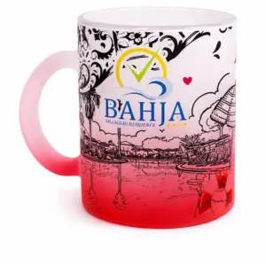 Mug bahja vetro satinato rosso con sfumatura bianco-rosso, manico rosa e illustrazione paesaggio costiero