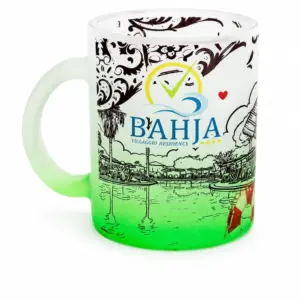 Mug vetro satinato verde con gradiente, logo Bahja Villaggio Residence e paesaggio costiero con palme