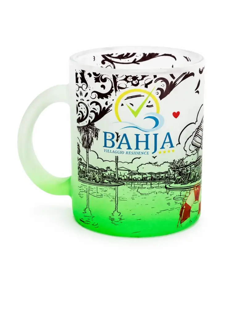 Mug vetro satinato verde con gradiente, logo Bahja Villaggio Residence e paesaggio costiero con palme
