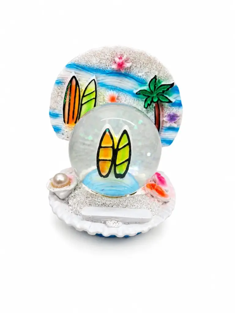 Palla neve surf mare conchiglia resina con tavole arancione verde e paesaggio tropicale