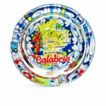 Posacenere vetro rotondo con mappa Calabria verde lime, peperoncini rossi e cornice blu cobalto