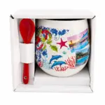 Tazzone ceramica bianca decorato con delfini azzurri, stelle marine rosse e motivi floreali mediterranei