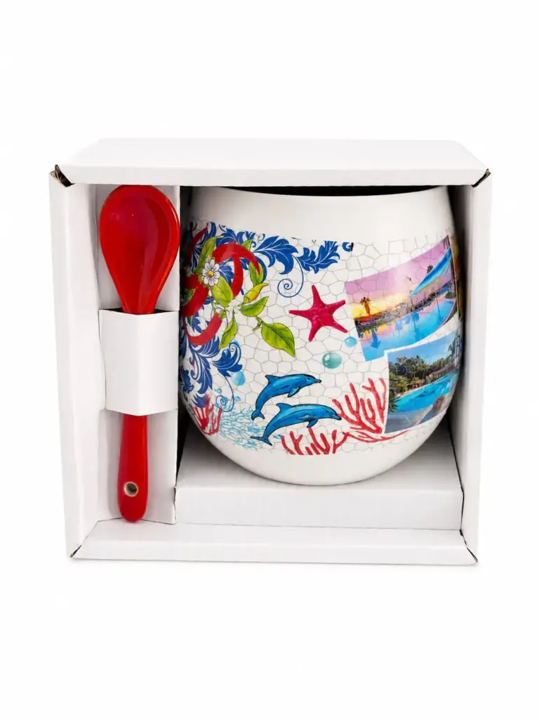 Tazzone ceramica bianca decorato con delfini azzurri, stelle marine rosse e motivi floreali mediterranei