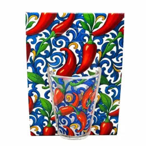 Bicchierino vetro satinato con peperoncini rossi e decorazione blu gialla stile maiolica Calabria