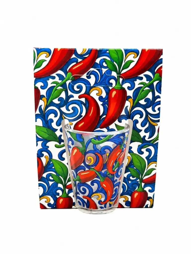 Bicchierino vetro satinato con peperoncini rossi e decorazione blu gialla stile maiolica Calabria