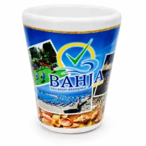 Bicchierino ceramica bianca decorazione fotografica Villaggio Bahja mare blu ombrelloni conchiglie