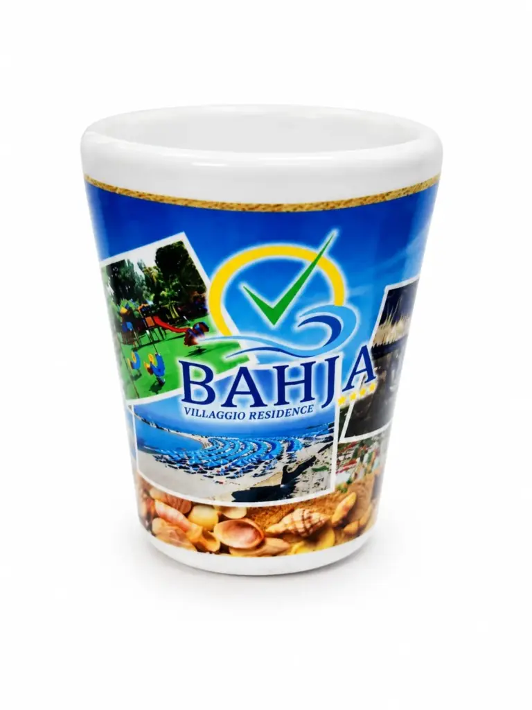 Bicchierino ceramica bianca decorazione fotografica Villaggio Bahja mare blu ombrelloni conchiglie