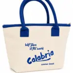 Borsa mare calabria tessuto intrecciato avorio con manici blu e scritta summer beach