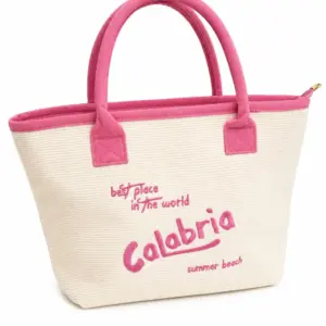 Borsa mare tessuto beige intrecciato con scritta Calabria e dettagli rosa fucsia