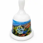 Campanella ceramica bianca con paesaggio costiero Villaggio Bahja, manico arrotondato e logo blu giallo