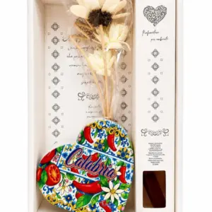 Diffusore profumo a cuore decorato con peperoncini, pomodori e fiori calabresi su fondo bianco