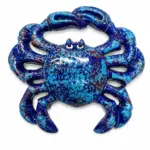 Granchio ceramica blu azzurro sfumato con chele sollevate e finitura smaltata lucida effetto marmorizzato