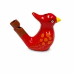 Fischietto terracotta uccello rosso brillante con pois arancioni e becco giallo su sfondo bianco