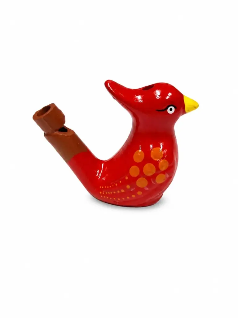 Fischietto terracotta uccello rosso brillante con pois arancioni e becco giallo su sfondo bianco