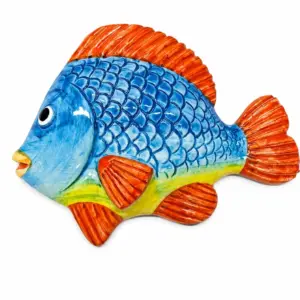 Piatto pesce ceramica blu intenso con pinne arancioni e squame in rilievo su sfondo bianco