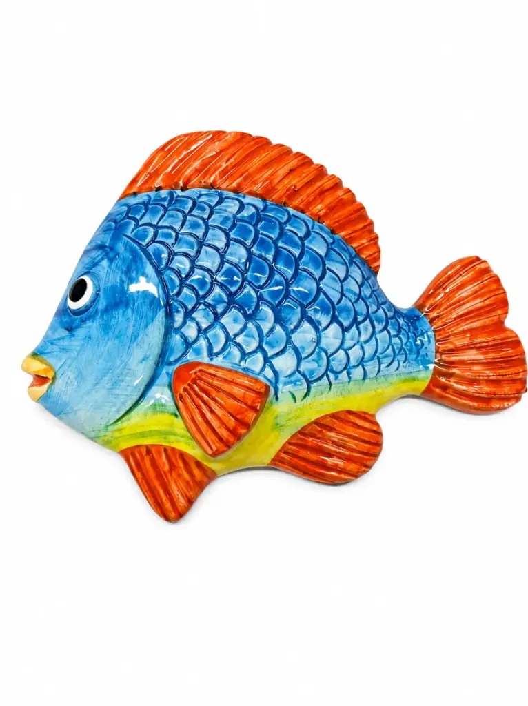 Piatto pesce ceramica blu intenso con pinne arancioni e squame in rilievo su sfondo bianco