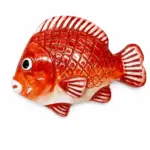 Pesce palla ceramica rosso-arancio con striature bianche, squame in rilievo e superficie smaltata lucida