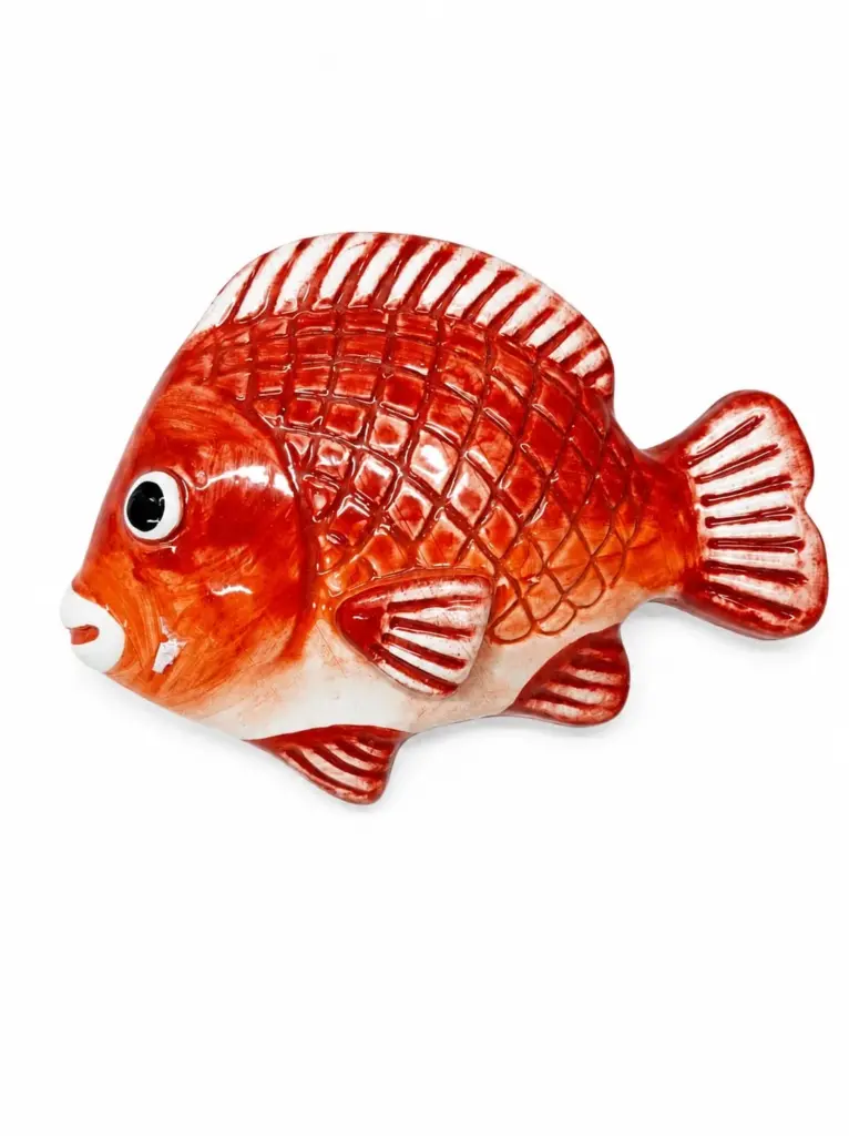 Pesce palla ceramica rosso-arancio con striature bianche, squame in rilievo e superficie smaltata lucida