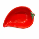 Piatto ceramica forma peperoncino rosso lucido con picciolo verde, simbolo Calabria