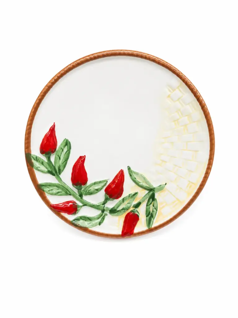 Piatto ceramica bianca decorato peperoncini rossi rilievo foglie verdi Calabria