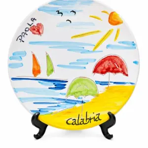 Piatto ceramica dipinto a mano Paola Calabria con mare azzurro barca a vela ombrelloni colorati sole