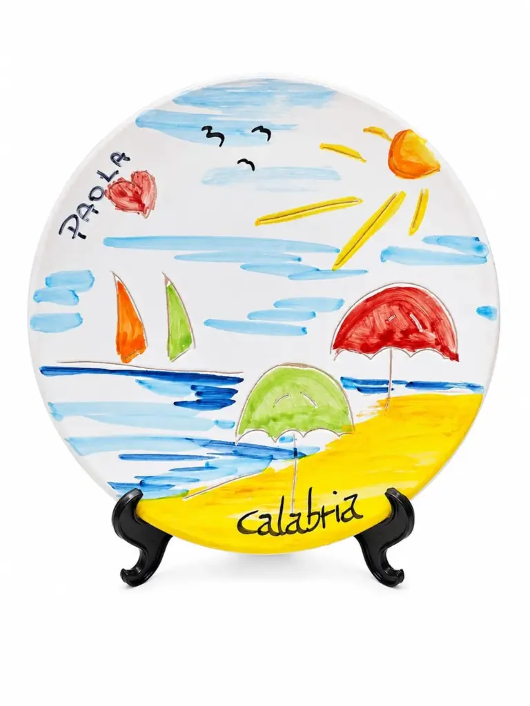 Piatto ceramica dipinto a mano Paola Calabria con mare azzurro barca a vela ombrelloni colorati sole