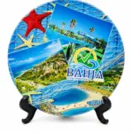Piatto decorativo ceramica con collage fotografico paesaggi costieri, logo Bahja e supporto nero
