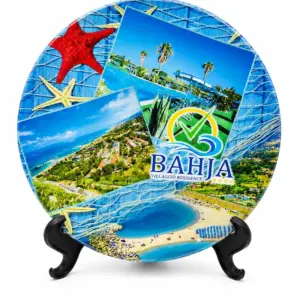 Piatto decorativo ceramica con collage fotografico paesaggi costieri, logo Bahja e supporto nero