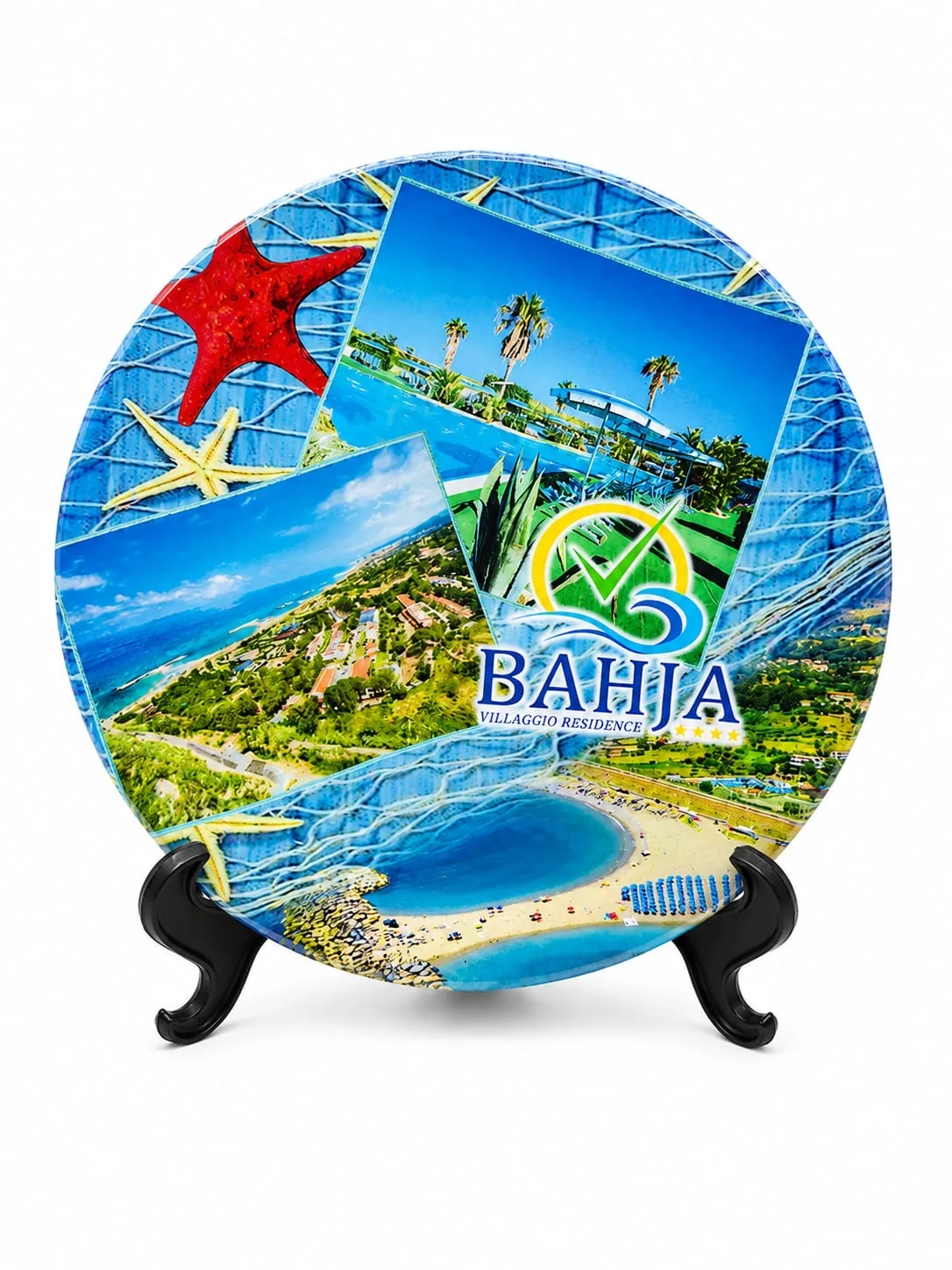 Piatto decorativo ceramica con collage fotografico paesaggi costieri, logo Bahja e supporto nero