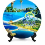 Piatto decorativo ceramica con logo Bahja Villaggio Residence, piscina azzurra e palme