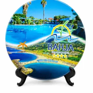 Piatto decorativo ceramica con logo Bahja Villaggio Residence, piscina azzurra e palme