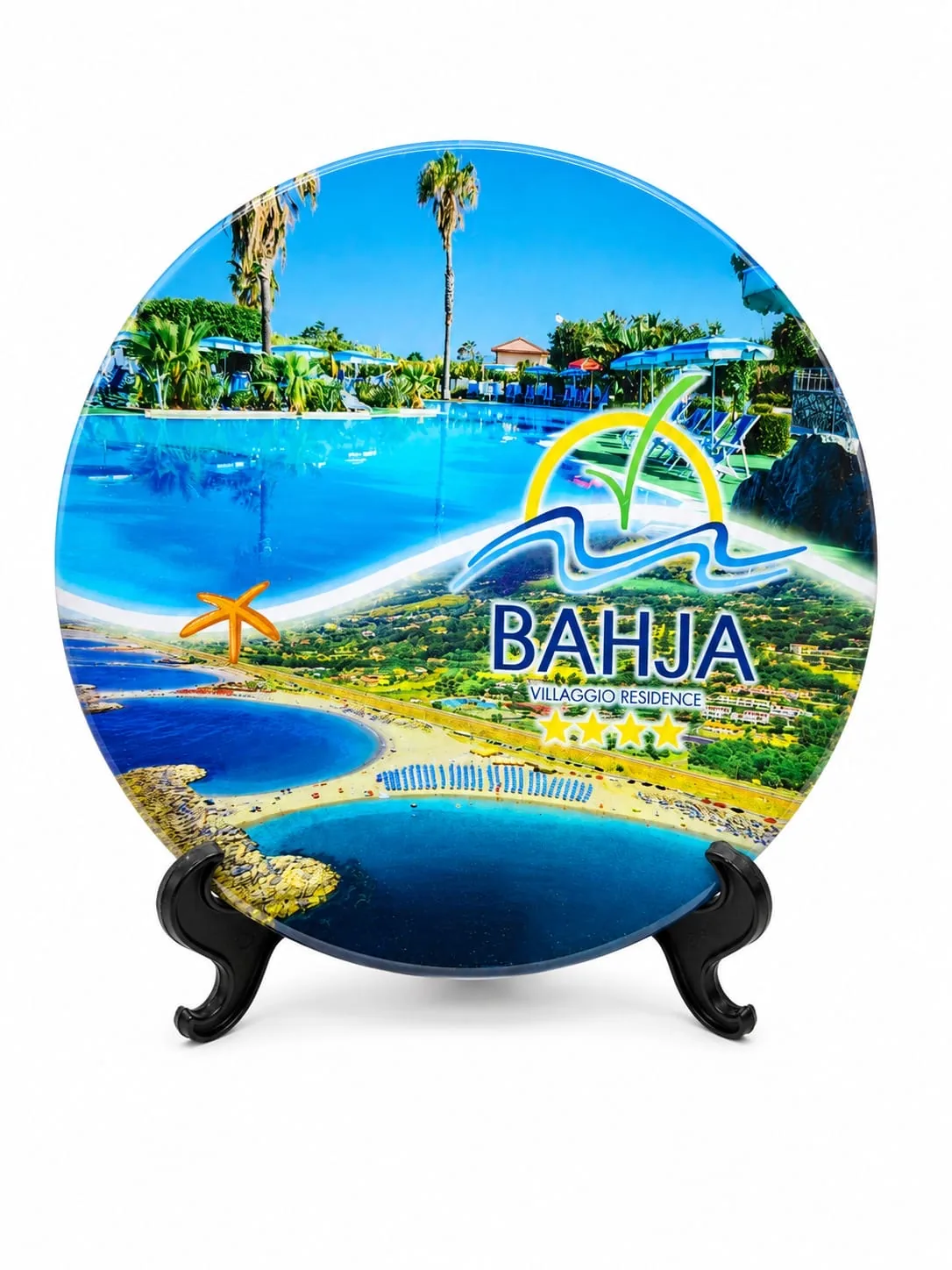 Piatto decorativo ceramica con logo Bahja Villaggio Residence, piscina azzurra e palme
