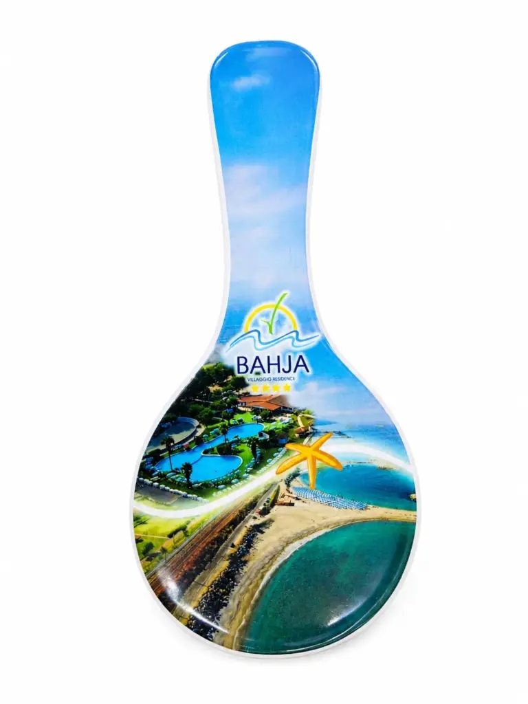 Poggiamestolo ceramica Villaggio Bahja con piscine azzurre e mare, manico azzurro
