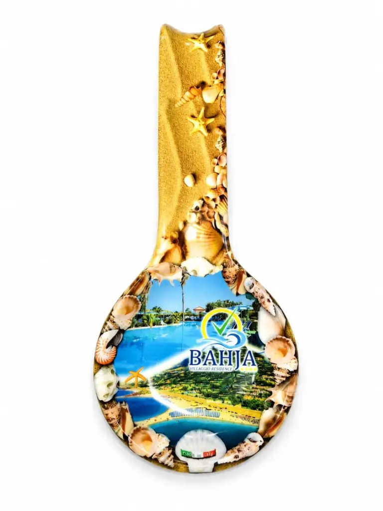 Poggiamestolo ceramica forma chitarra con foto Bahja Villaggio piscina e conchiglie marine applicate