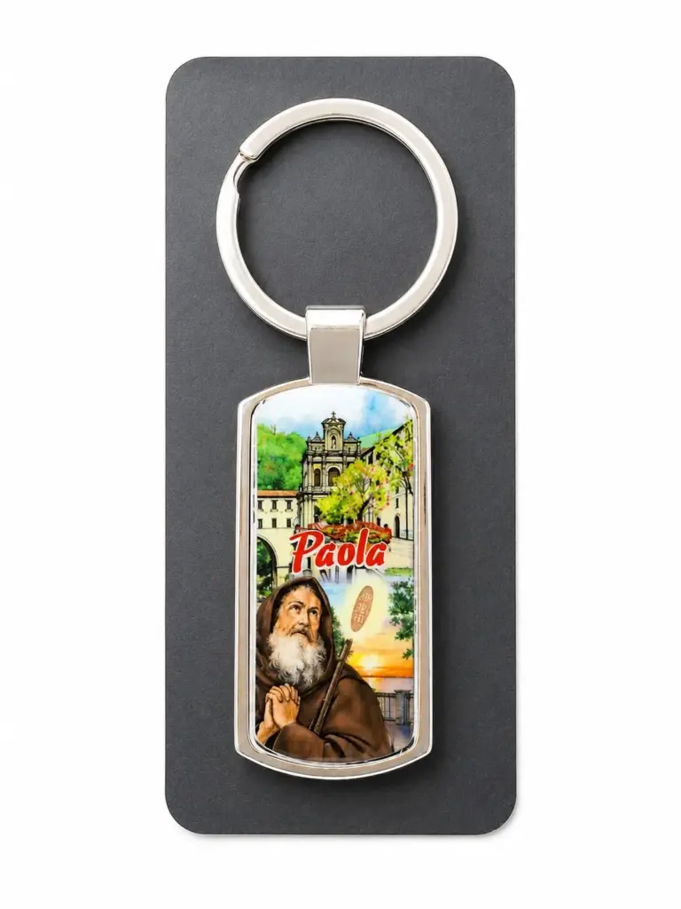 Portachiavi metallo argentato con santuario di Paola e San Francesco in preghiera su sfondo verde