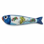 Sardina ceramica blu decorativa con paesaggio costiero calabrese dipinto e scritta Calabria