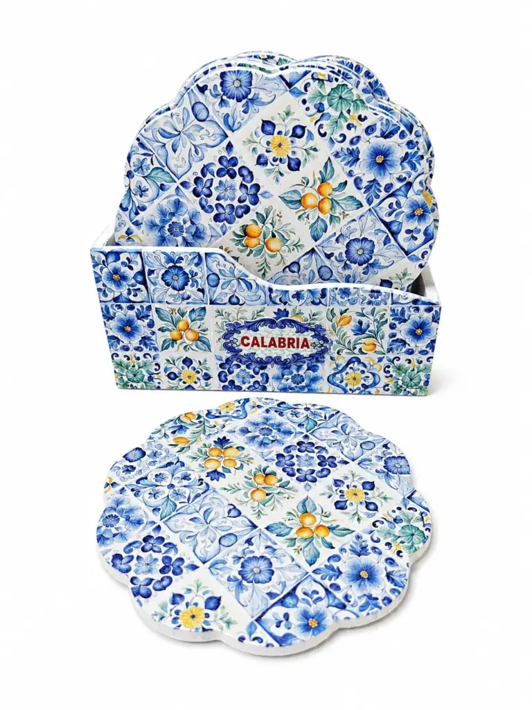 Sottobicchieri ceramica calabria con rosoni azzurri e turchesi su fondo bianco, forma smerlata