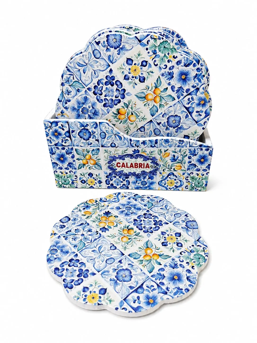 Sottobicchieri ceramica calabria con rosoni azzurri e turchesi su fondo bianco, forma smerlata