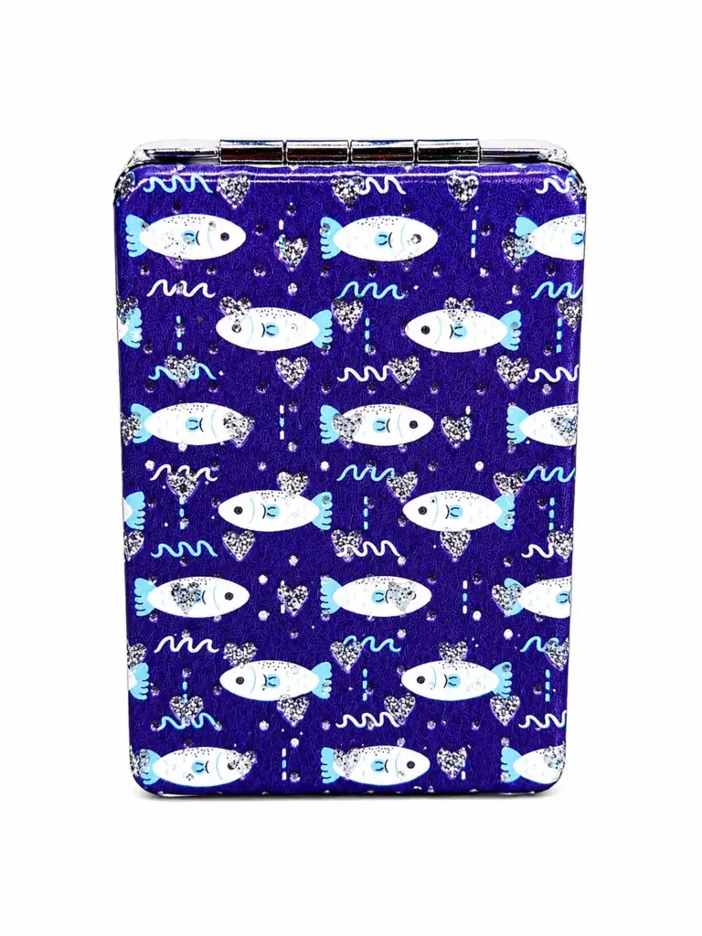 Specchietto tascabile rettangolare blu elettrico con pattern di pesci bianchi stilizzati e onde