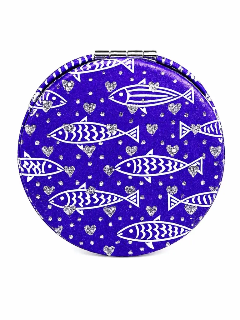 Specchietto pesci blu tascabile rotondo con motivo pesci stilizzati bianchi e cuori argentati