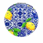 Specchietto tascabile rotondo con limoni gialli in rilievo e decorazioni a maioliche blu su fondo bianco