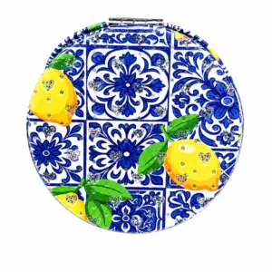 Specchietto tascabile rotondo con limoni gialli in rilievo e decorazioni a maioliche blu su fondo bianco